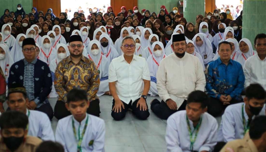 Menteri Perdagangan Zulkifli Hasan bersama pimpinan dan santri Ponpes Budi Utomo Surakarta. (Foto: Media Center LDII)