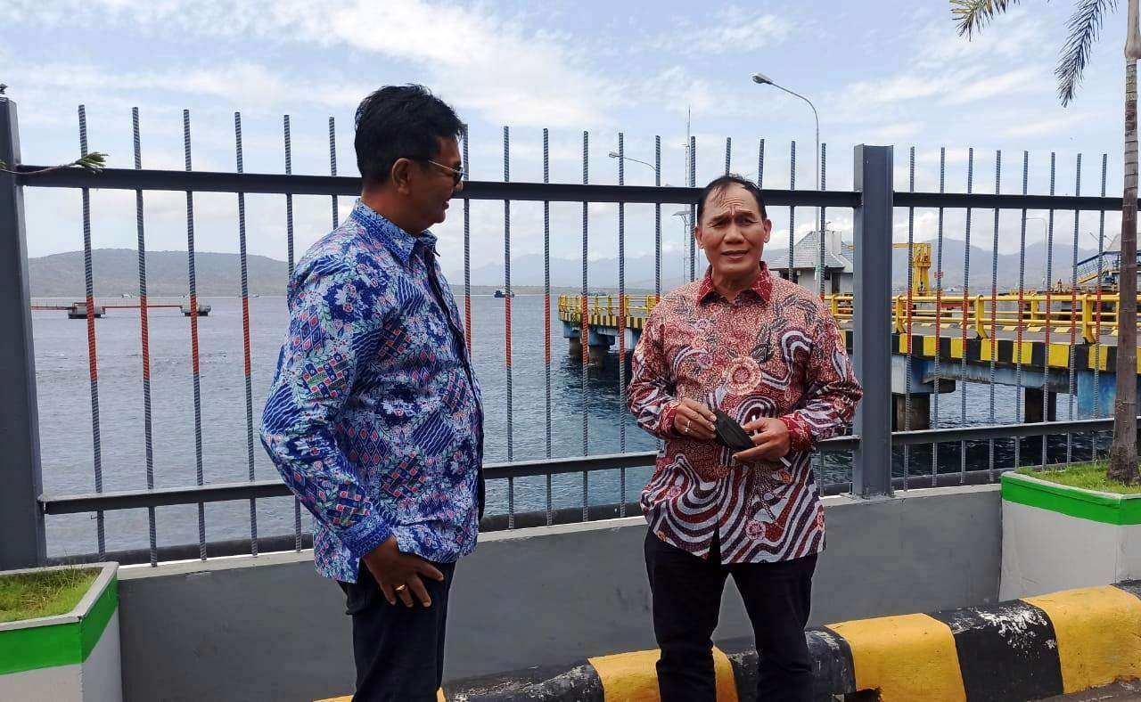 Ketua DPC Gapasdap Banyuwangi I Putu Gede Widiana (kiri) bersama Ketua Dewan Pembina DPP Gapasdap Bambang Haryo Soekartono berkunjung di Pelabuhan Penyeberangan Ketapang, Banyuwangi (foto: Muh Hujaini/Ngopibareng.id)