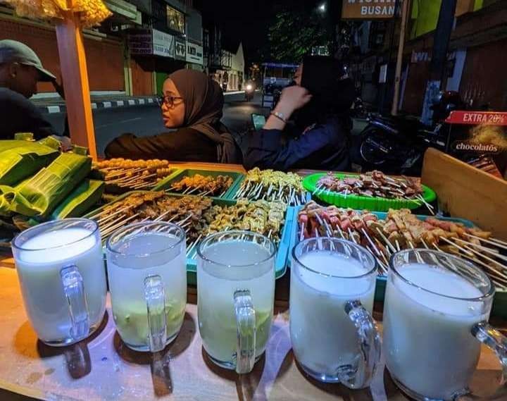 Angkringan jadi rekomendasi tempat nongkrong murah meriah. (Foto: Istimewa)