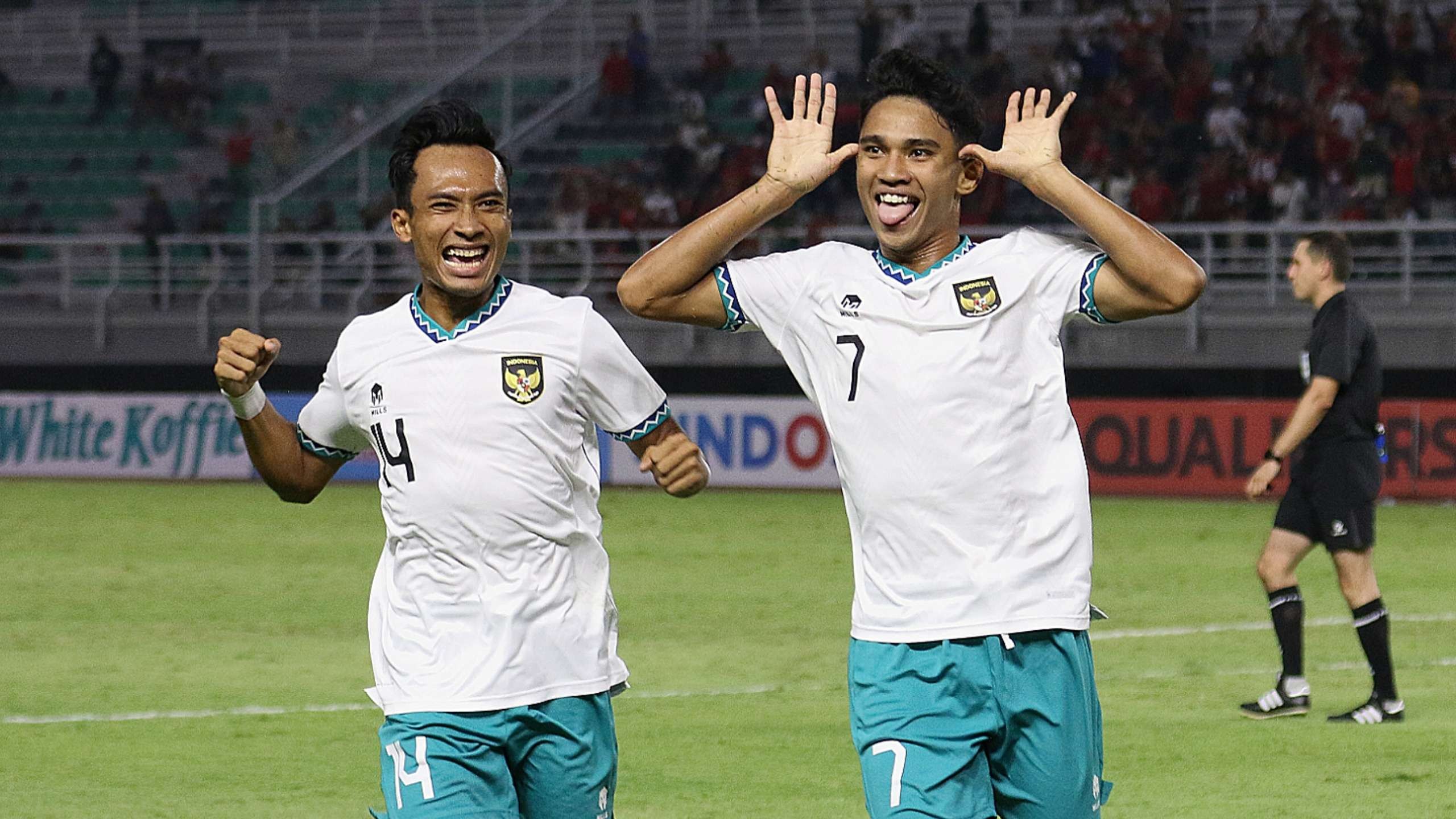 Selebrasi pemain Timnas U-20, Marselino Ferdinan (kanan) usai menjebol gawang Hong Kong di Stadion Gelora Bung Tomo, Surabaya, Jumat 16 September 2022. (Foto: Fariz Yarbo/Ngopibareng.id)