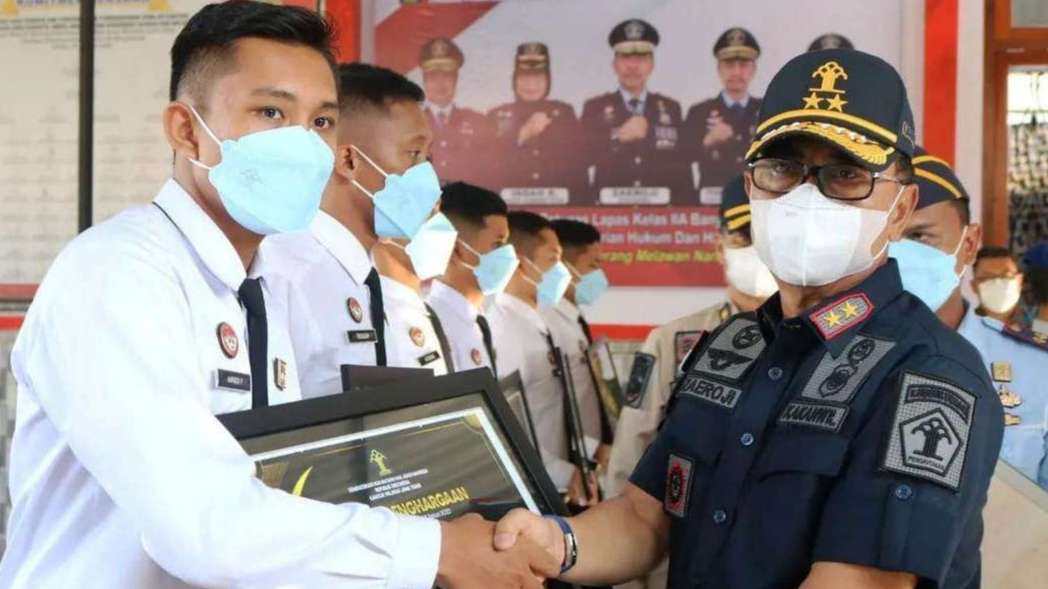 Pegawai Lapas Banyuwangi mendapatkan penghargaan atas keberhasilannya menggagalkan penyelundupan narkoba ke dalam Lapas Banyuwangi. (Foto: Dokumentasi Kemenkumham)