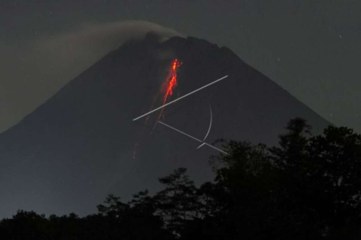 Gunung Merapi di perbatasan DI Yogyakarta dan Jawa Tengah mengeluarkan guguran lava, Sabtu 17 September 2022. (Foto: Antara)