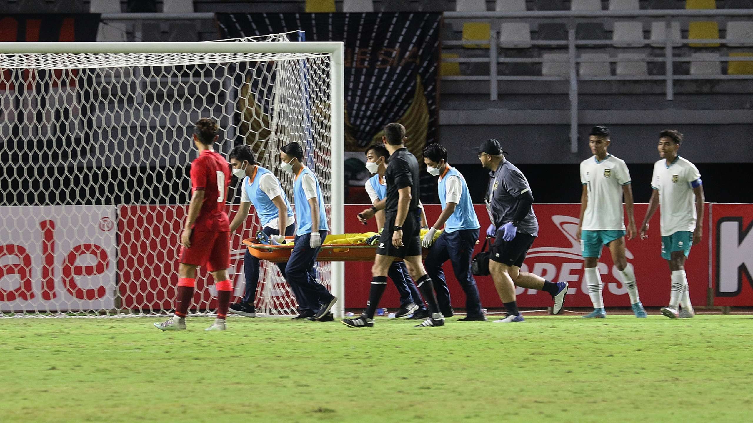 Tim medis saat mengevakuasi kiper Timnas U-20, Cahya Supriadi. Ia cedera dalam laga melawan Hong Kong di Stadion Gelora Bung Tomo (GBT), Surabaya, Jumat 16 September 2022 malam. (Foto: Fariz Yarbo/Ngopibareng.id)