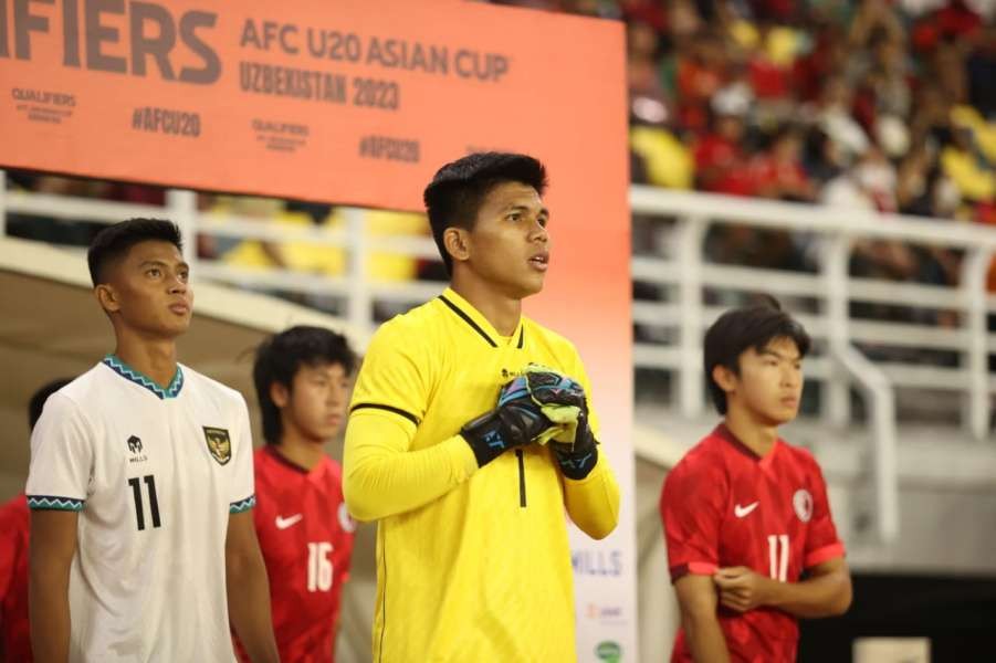 Kiper timnas Cahya Supriyadi dalam kondisi stabil setelah dilakukan serangkaian pemeriksaan medis di RS Mitra Keluarga Satelit, Surabaya. (Foto: dok. PSSI)