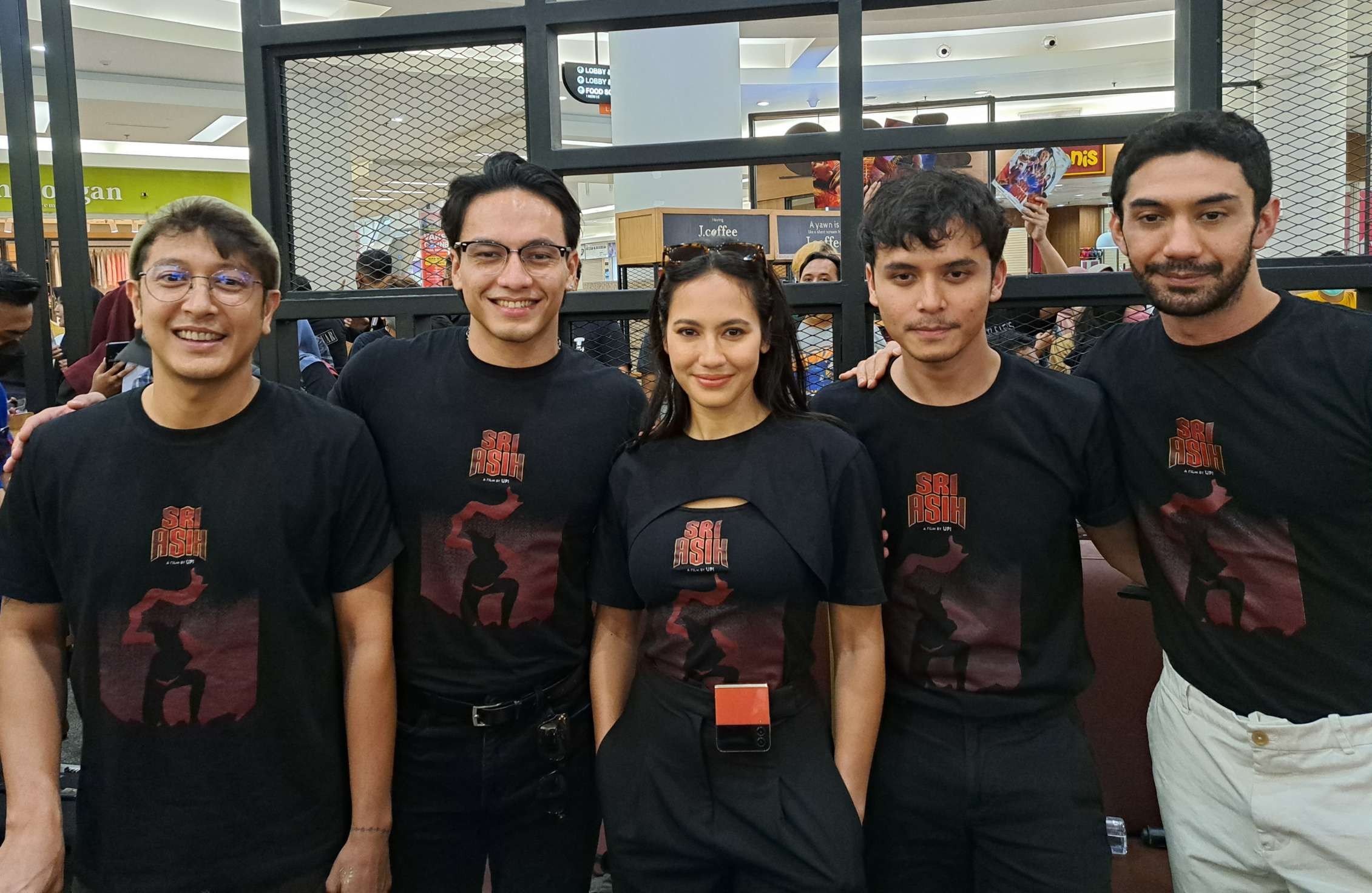 Pemeran utama film 'Sri Asih' Pevita Pearce (tengah) bersama para pemain lainya seperti Reza Rahardian, Jefri Nichol, Dimas Anggra, Jourdy Pranata saat menyapa pengemar di Surabaya. (Foto: Pita Sari/Ngopibareng.id)