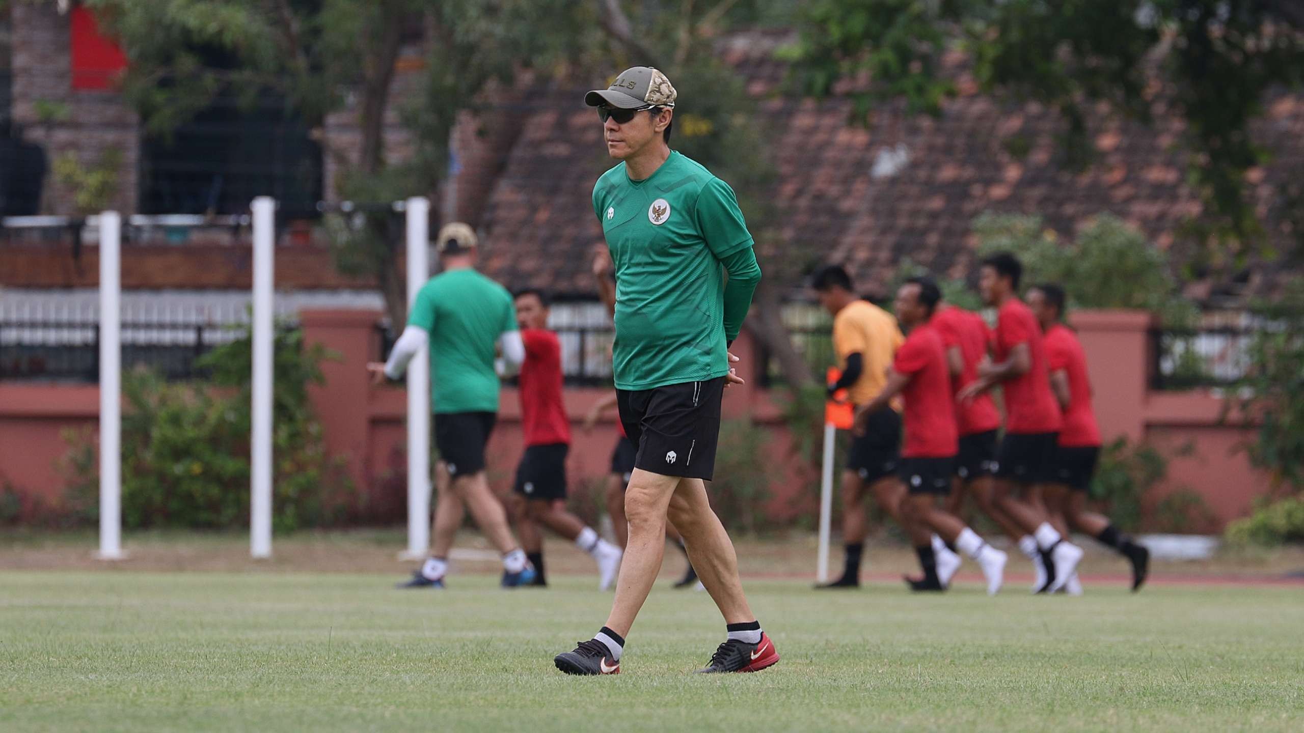 Pelatih timnas Indonesia U-20, Shin Tae-Yong saat memimpin latihan di Lapangan Thor, Surabaya. (Foto: Fariz Yarbo/Ngopibareng.id)