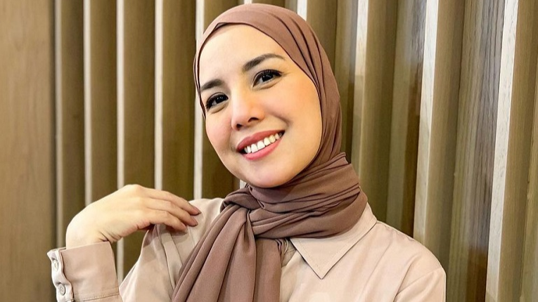 Tya Ariestya bikin konten di SPBU saat isi bensin. (Foto: Instagram @tya_ariestya)