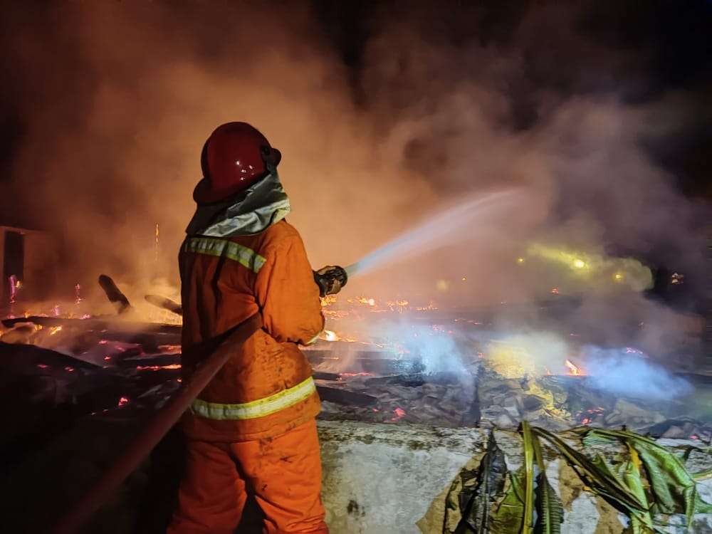 Petugas Damkar Tuban melakukan upaya pemadaman kebakaran di Desa Katerban, Kecamatan Senori. (Foto: Dokumemtasi Damkar Tuban)