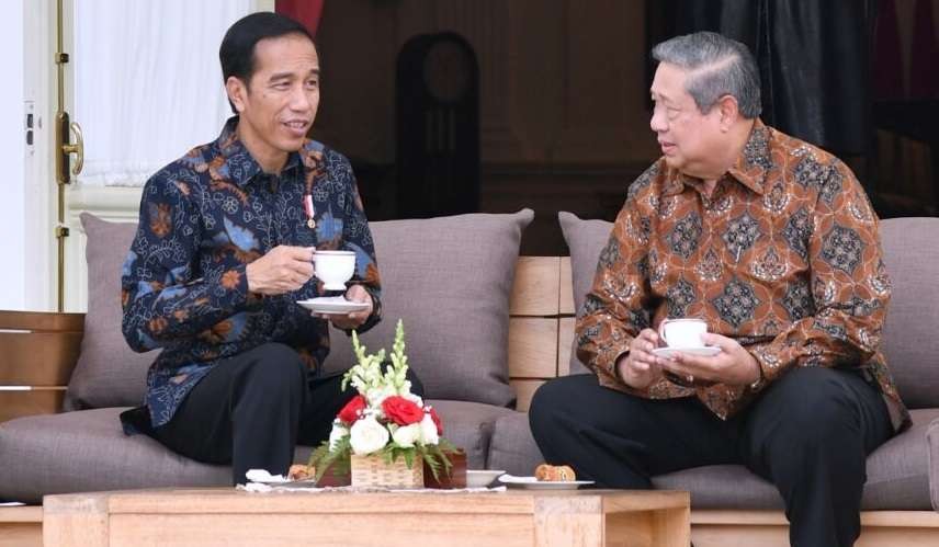 Presiden Joko Widodo dan Prsiden ke-6 Susilo Bambang Yudhoyono berbincang di beranda Istana Merdeka, Kamis (9/3). (Foto: Biro Pers Setpres)