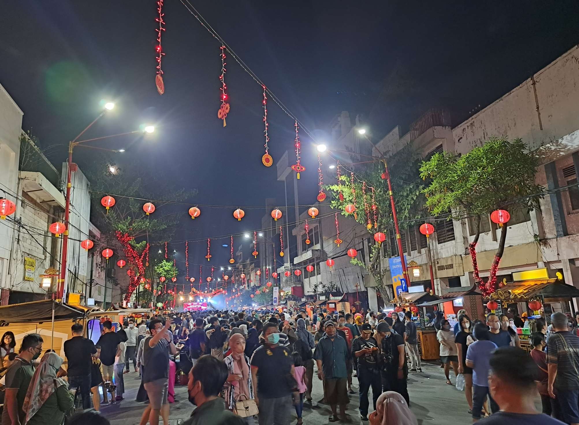 Suasana Kya-Kya meriah saat pembukaan. Namun, kuliner China masih sedikit yang dijajakan. (Foto: Pita Sari/Ngopibareng.id)