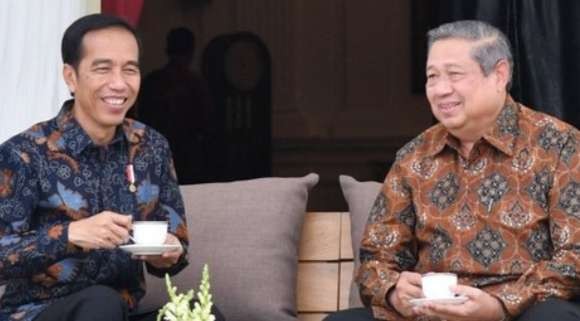 Presiden Jokowi bersama Presiden ke-6 RI Susilo Bambang Yudono (SBY) waktu ngopi bareng di serambi belakang Istana Merdaka Jakarta. (Foto: Setpres)