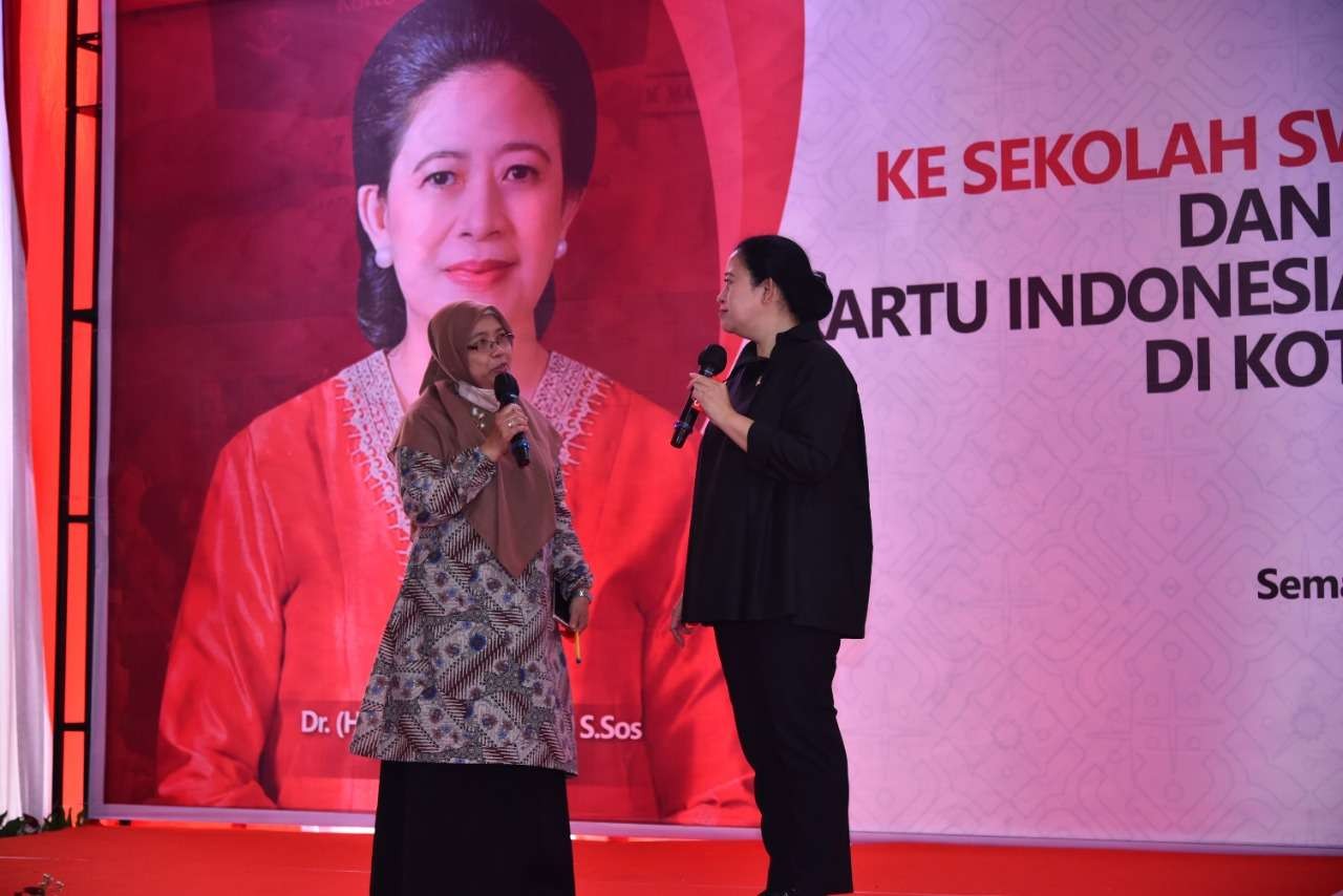 Ketua DPR merangkap wakil Ketua Umum PDI Perjuangan berdialog dengan seorang guru di Semarang ( foto: Puan Media Center)