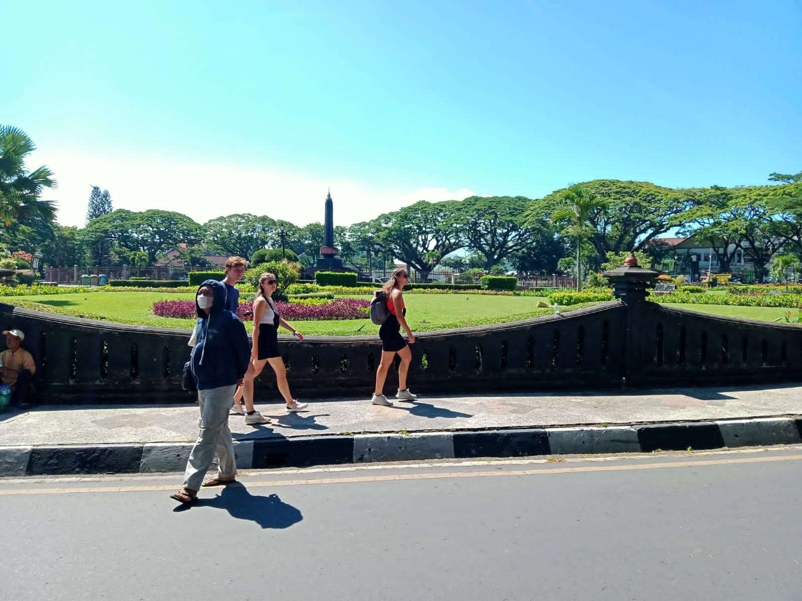 Tiga orang wisatawan asing ketika melintas di Alun-Alun Tugu Merdeka, Kota Malang (Foto: Lalu Theo/ngopibareng.id)