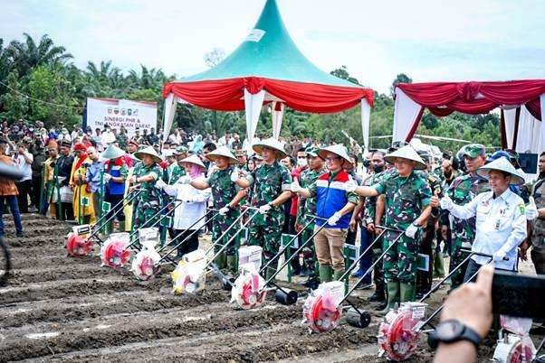 Kepala Staf TNI Angkatan Darat (KASAD) Jenderal Dudung Abdurachman dan Direktur Utama PHR Jaffee A. Suardin di Desa Kesumbo Ampai, Kabupaten Bengkalis, Riau. (Foto: dok. Pertamina)