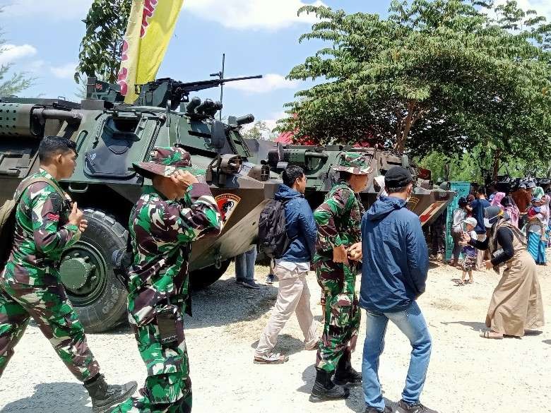 TNI-AD menggelar pameran alutsista kepada masyarakat di Kecamatan Kerek, Kabupaten Tuban (Foto: Khoirul Huda/Ngopibareng.id)