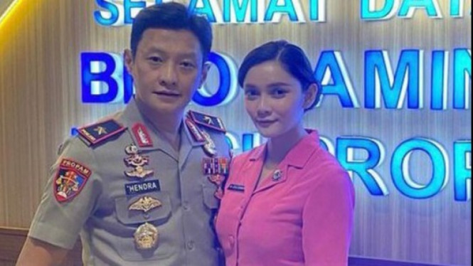 Mantan Karo Paminal Divpropam Polri Brigjen Hendra Kurniawan naik private jet milik mantan napi koruptor ke rumah orang tua Brigadir Joshua di Jambi. (Foto: Instagram @sealisyah)