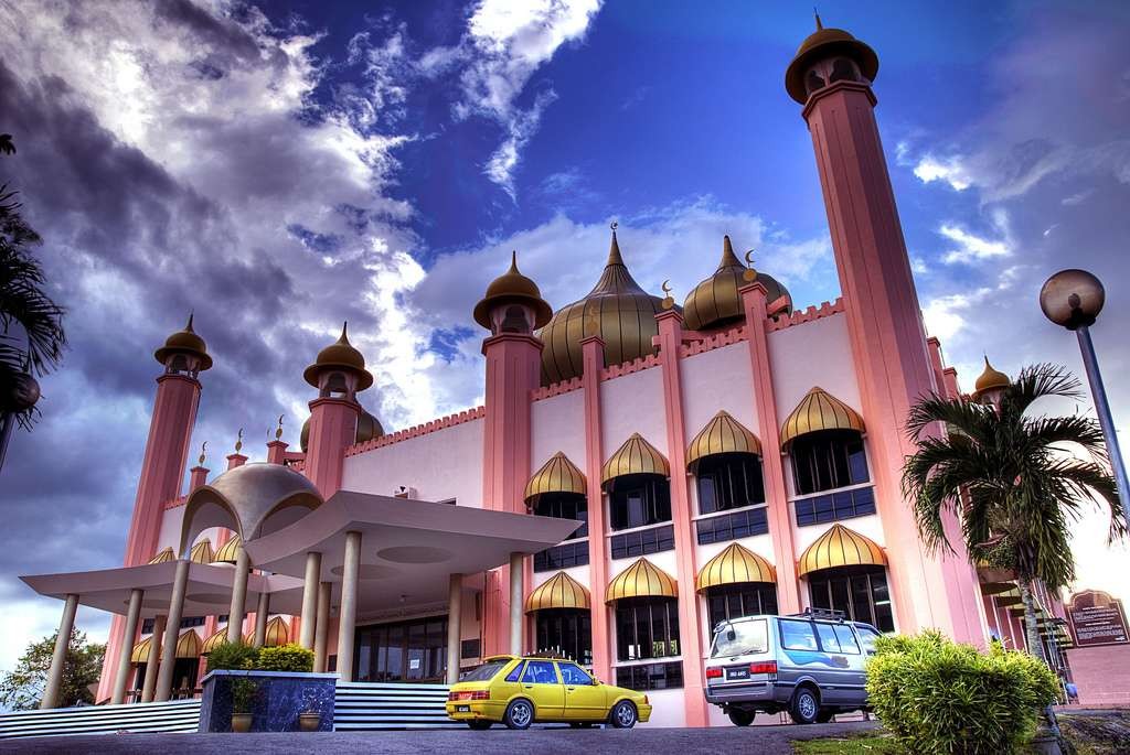 Masjid yang mempunyai sejarah panjang dalam dakwah Islam di Sarawak, Malaysia. (Foto: travellers)