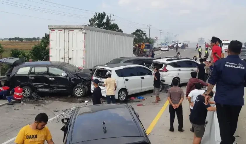 Kecelakaan beruntun di Tol Pejagan-Pemalang, Brebes yang menewaskan anak Jaksa Agung Muda Intelijen (Jamintel) Amir Yanto. (Foto: Dokumentasi Dtk).