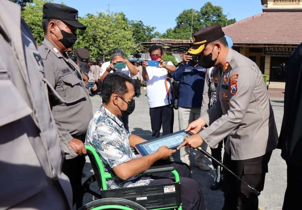 Wahyudi (tengah) saat menerima penghargaan dari Kapolresta AKBP Wadi Sa’bani karena menggagalkan curanmor. (Foto: Ikhsan Mahmudi/Ngopibareng.id)