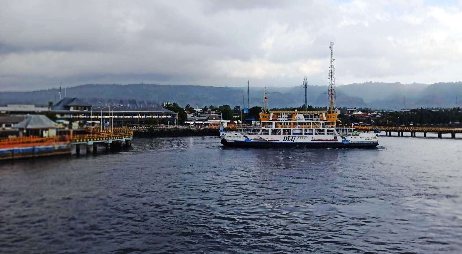 Aktivitas penyeberangan di lintas Ketapang-Gilimanuk (foto:Muh Hujaini/Ngopibareng.id)