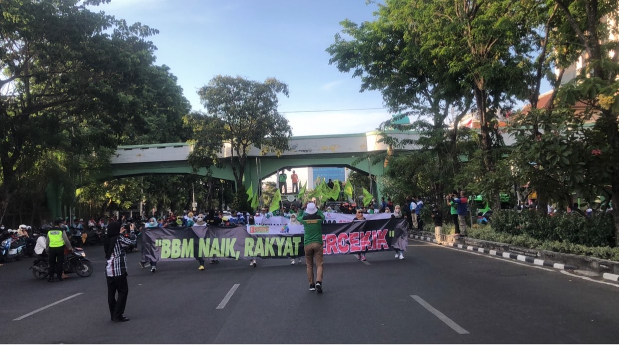 Kedatangan buruh di Kantor Gubernur Jatim, Jalan Pahlawan Surabaya, Senin 19 September 2022. (Foto: Andhi Dwi/Ngopibareng.id)