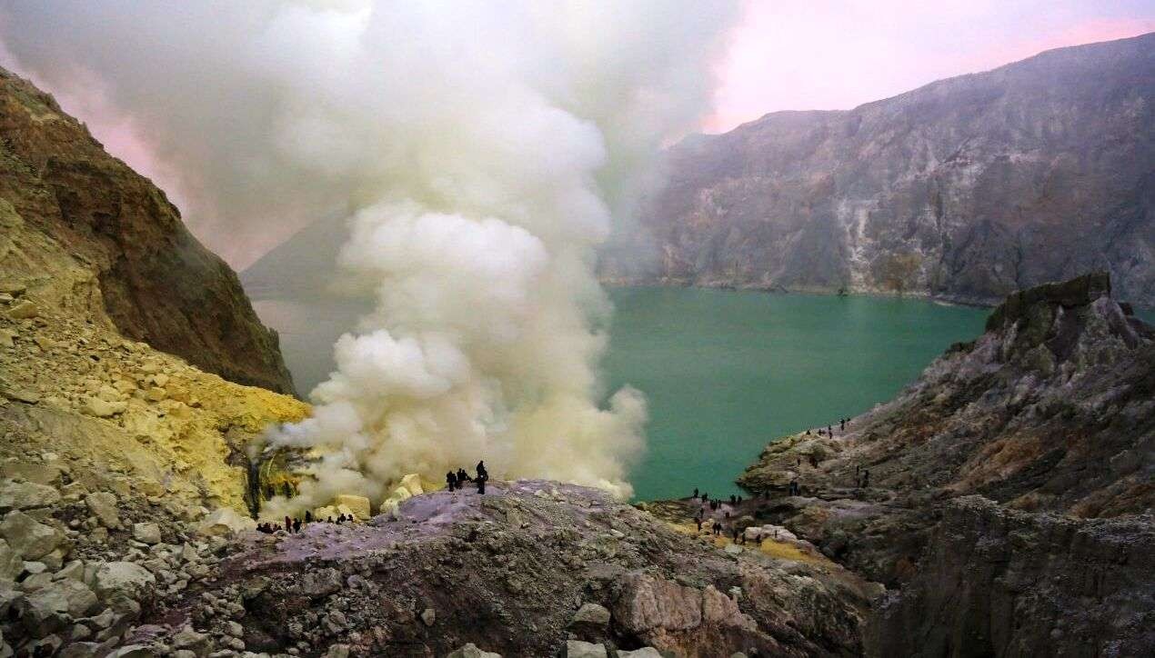 Pesona keindahan alam Kawah Ijen menjadi salah satu potensi alam yang ada di kawasan Geopark Ijen (Foto: theworldtravelguy.com)