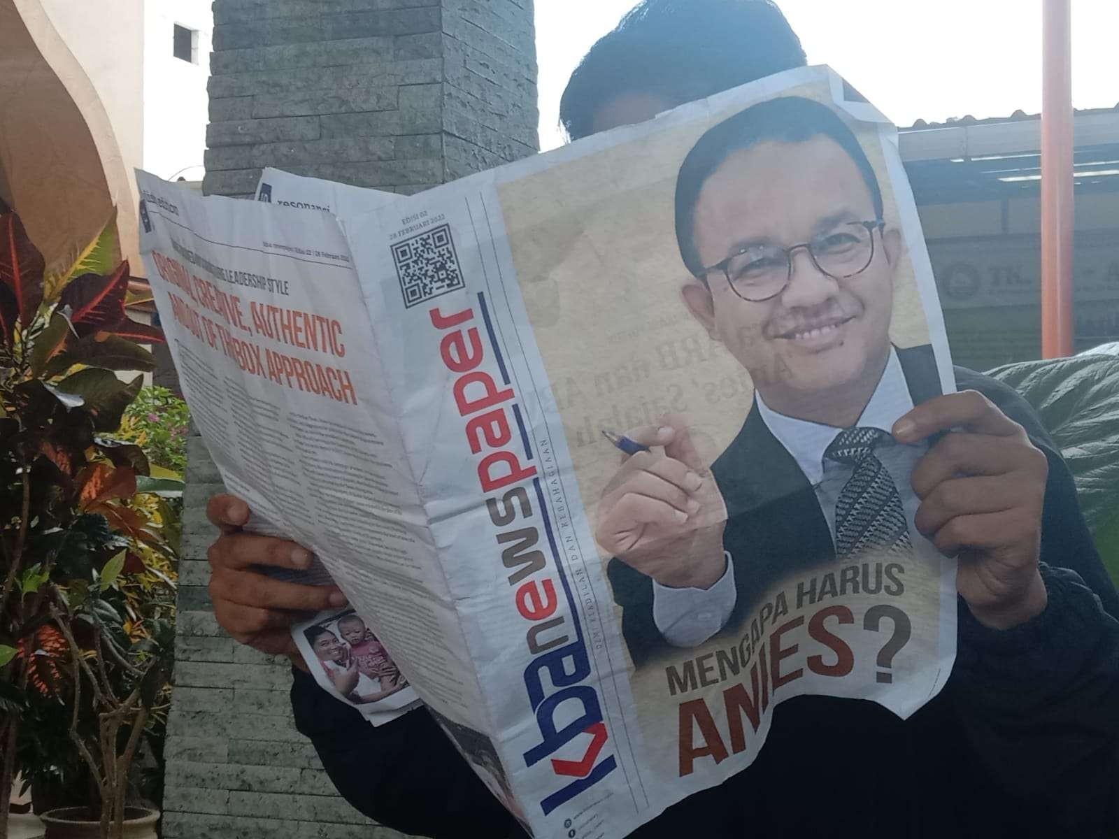 Tabloid dengan cover wajah Gubernur DKI Jakarta, Anies Baswedan beredar di salah satu masjid di Kota Malang (Foto: Lalu Theo/Ngopibareng.id)