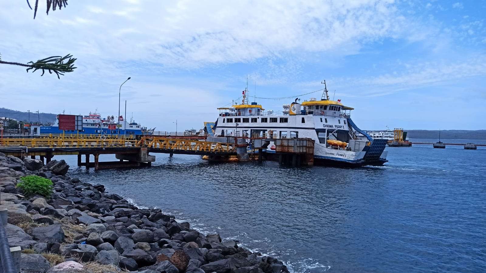 Aktivitas penyeberangan di Pelabuhan Ketapang Banyuwangi (foto:Muh Hujaini/Ngopibareng.id)