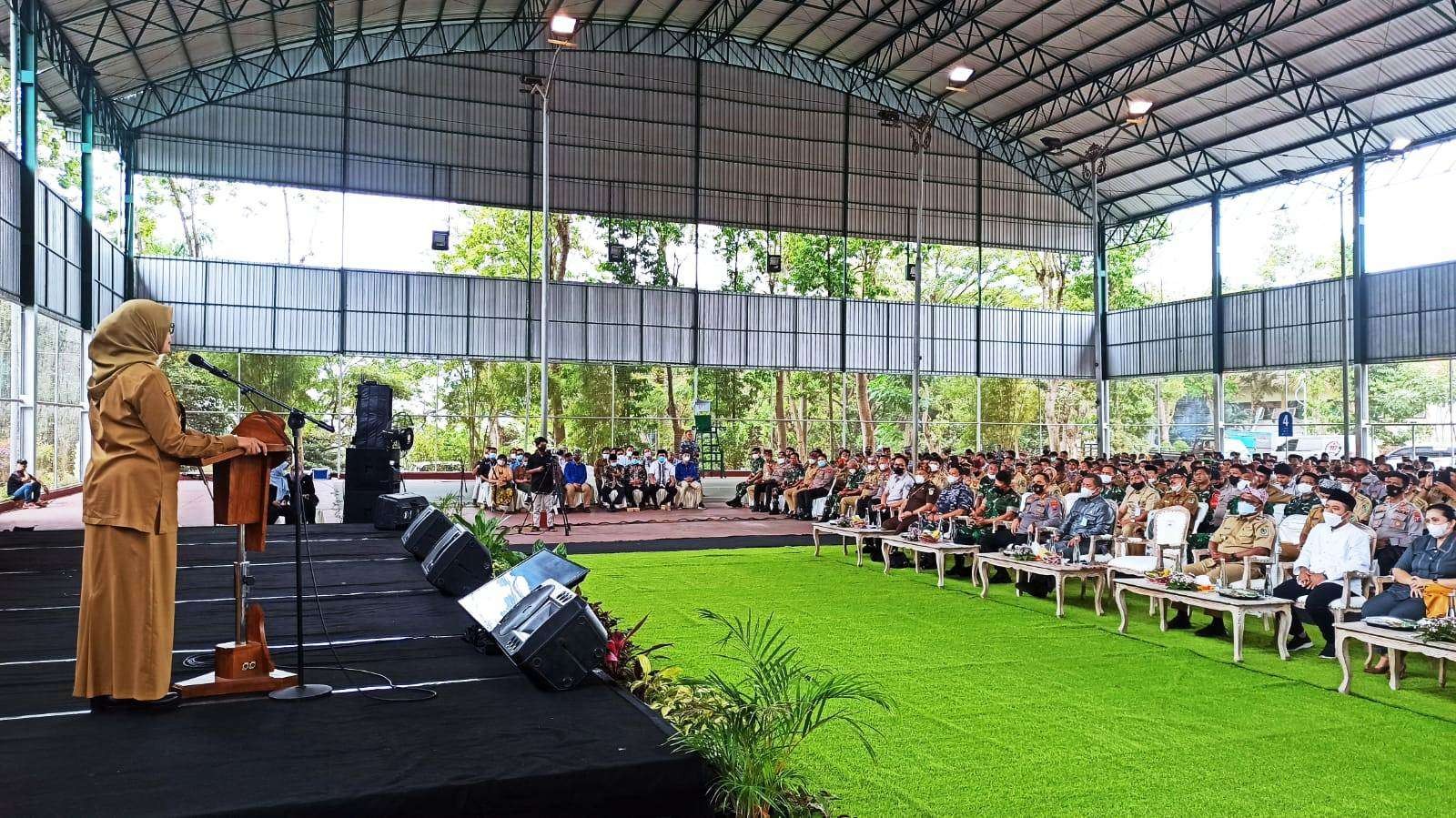 Bupati Banyuwangi Ipuk Fiestiandani menyampaikan materi dalam rapat koordinasi persiapan pengamanan G20 (Foto: Muh Hujaini/Ngopibareng.id)