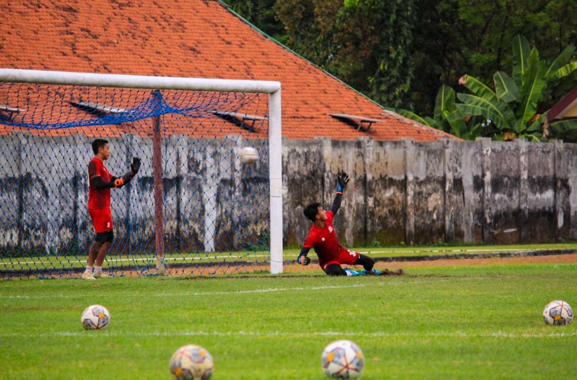 Deltras FC sedang berlatih persiapan away lawan persiba (Foto: Aini/Ngopibareng.id)