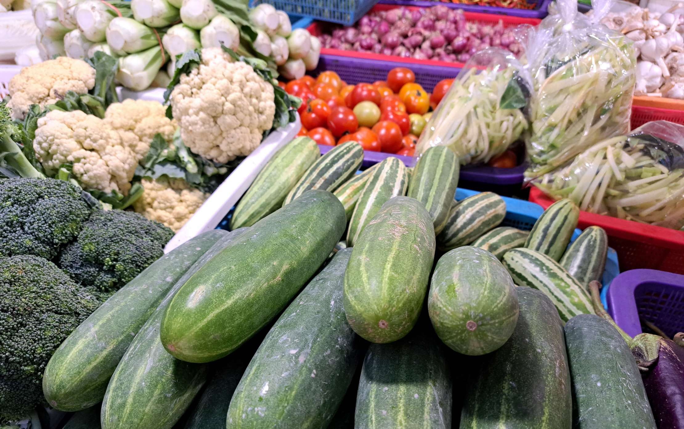 Kebutuhan pokok yang mengalami kenaikan harga di pasar mulai 3 hari lalu. (Foto: Pita Sari/Ngopibareng.id)