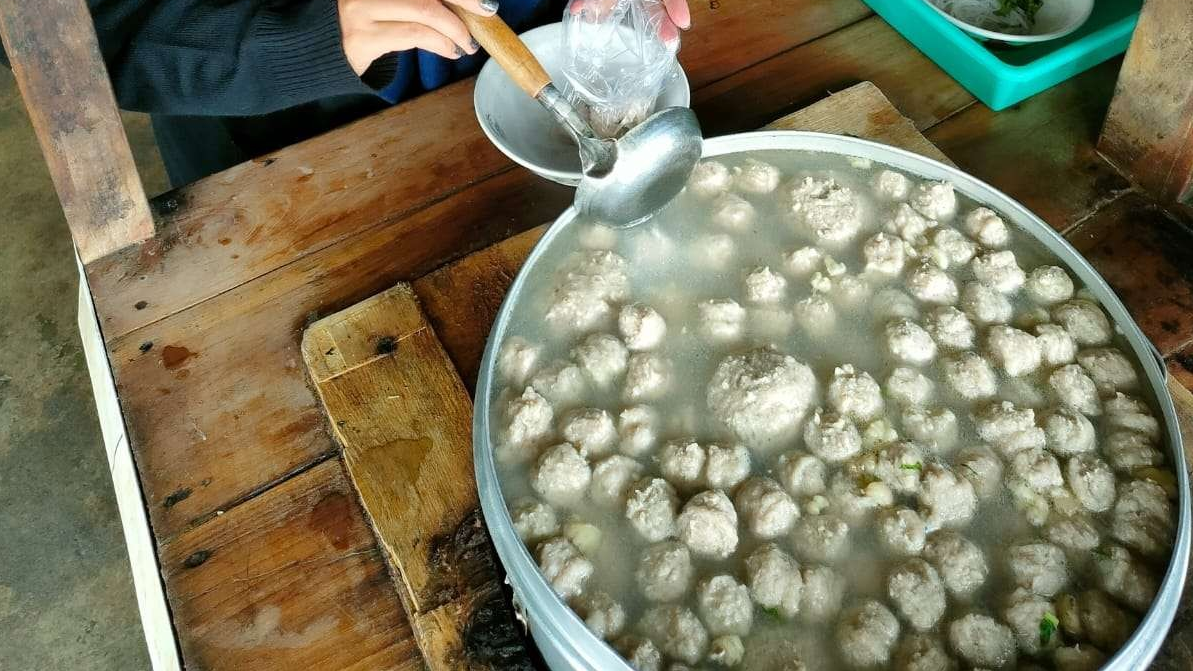 Murah Harga Pertalite , Setara 5 Bungkus Bakso Pak Ndut Harga Rp 2000. (Foto: Fendhy/Ngopibareng)