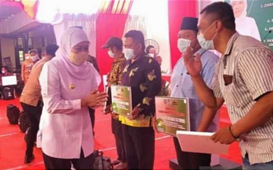 Gubernur Jatim, Khofifah Indar Parawansa saat menyerahkan bantuan kepada pelaku UMKM di Bondowoso, Senin 19 September 2022 petang.(foto:humas protokol bondowoso)