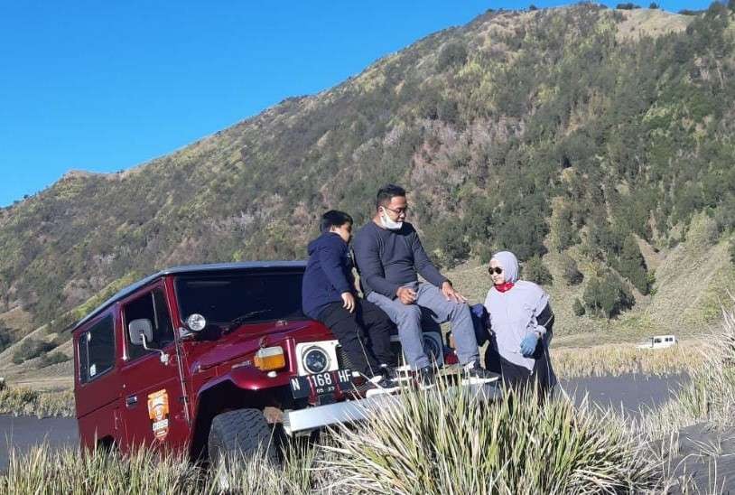 Wisatawan Gunung Bromo sedang bersantai di atas jip wisata. Jip wisata diusulkan diuji kelaikan. (Foto: Ikhsan Mahmudi/Ngopibareng.id)