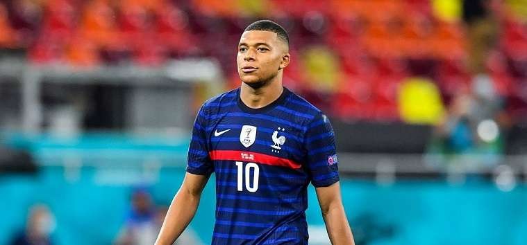 Kylian Mbappe meminta federasi sepak bola Prancis (FFF) untuk menegosiasi ulang dengan sponsor mereka terkait hak komersial yang melekat pada diri para pemain