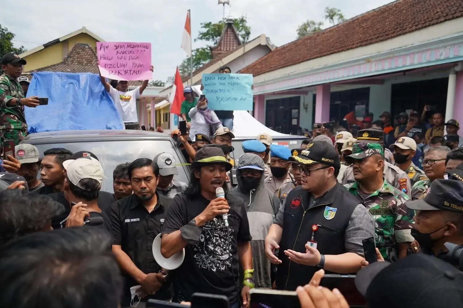 Bupati Kediri Hanindhito Himawan Pramana minta masyarakat untuk menunggu hingga tiga hari terkait penyelesaian kasus kepala desa (kades) Kepung, Ida Arief. (Foto: Dokumentasi Kediri)