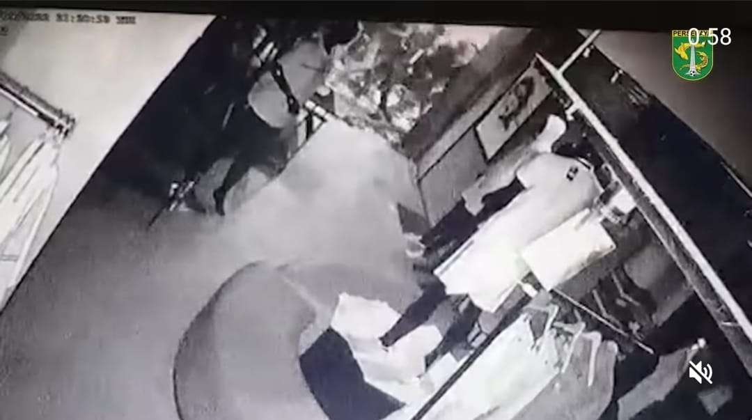 Tayangan CCTV aksi penjarahan di Persebaya Store Sutos, Surabaya. (Foto: Tangkapan Layar)