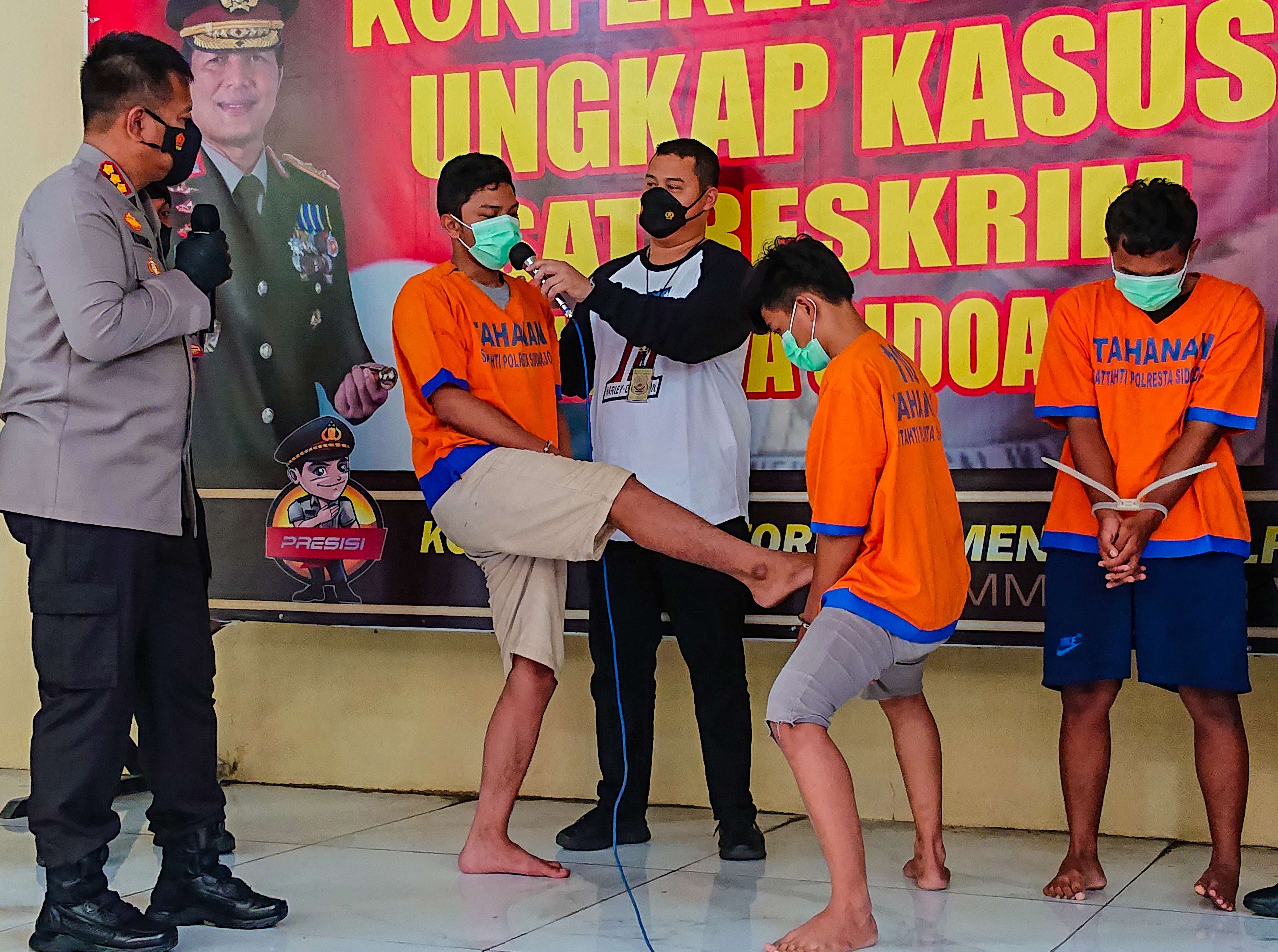 Tiga tersangka pesilat saat mempraktekan tendangan kepada korban (foto :Aini/Ngopibareng.id)