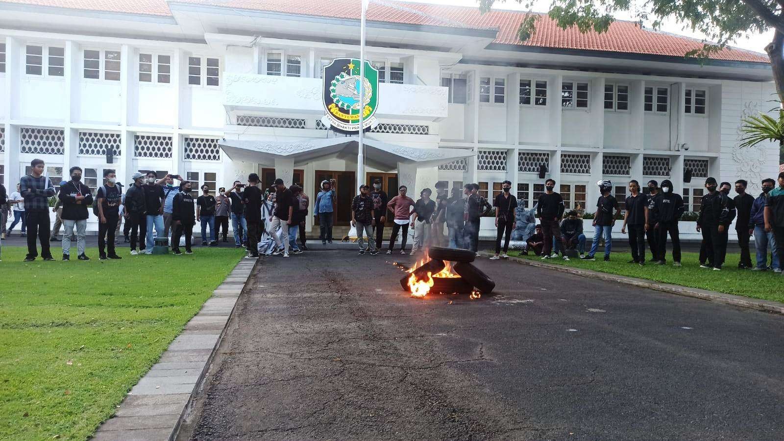 Aksi unjuk rasa mahasiswa menolak kenaikan harga BBM di depan kantor Pemkab Banyuwangi (Foto: Muh Hujaini/Ngopibareng.id)