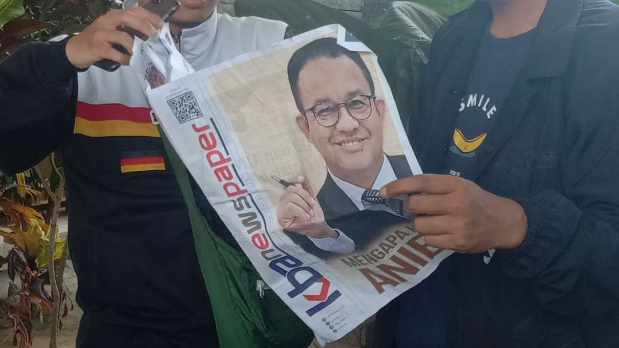 Satu eksemplar tabloid bertuliskan prestasi Anies Baswedan tersebar di Masjid Al-Amin, Bakalan Krajan, Kota Malang (Foto: Lalu Theo/ngopibareng.id)