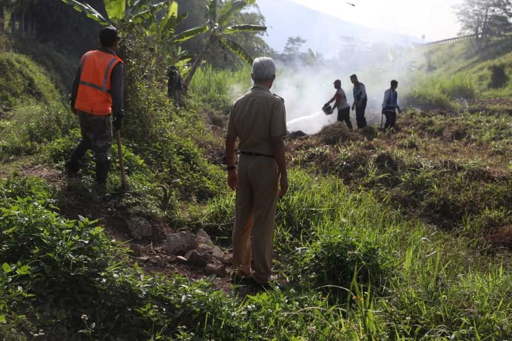 Ganjar Pranowo Padamkan Asap di Tol Bawen Agar Tak Picu Kecelakaan seperti di Tol Pejagan-Pemalang.(Foto: Dokumentasi Viva)