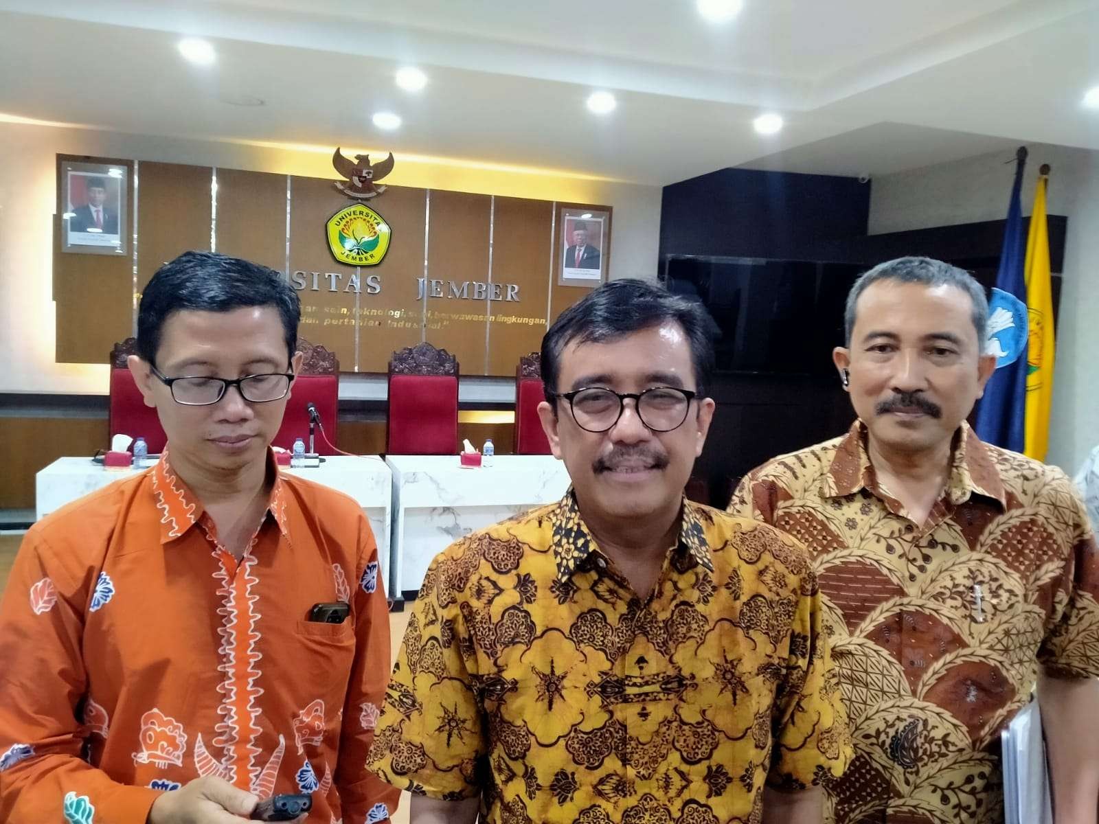 Wakil Rektor Universitas Jember Prof. Slamin, saat memaparkan dugaan perundungan terhadap mahasiswa baru. (Foto: Rusdi/Ngopibareng.id)