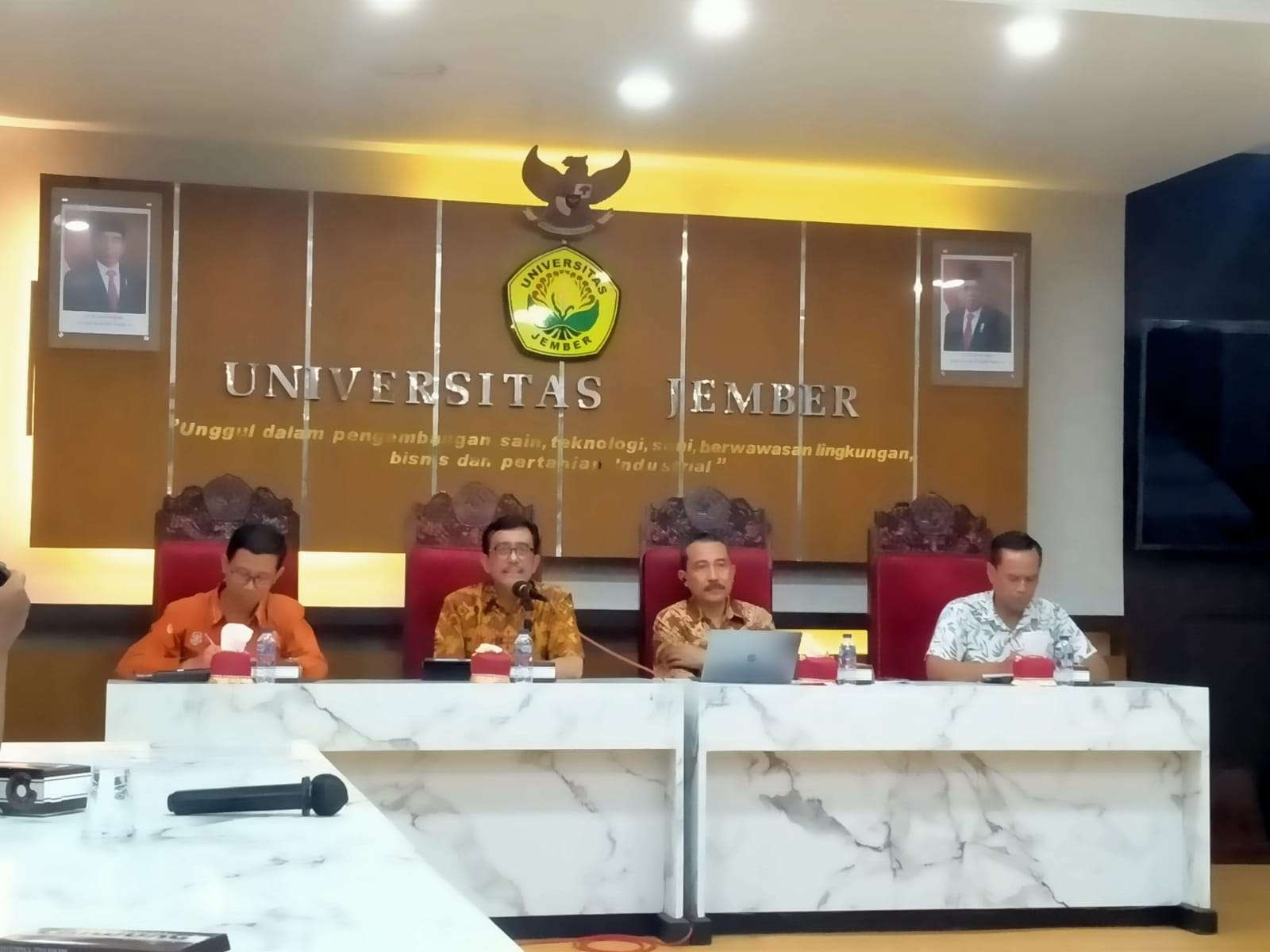 Wakil Rektor Unej Prof Slamin memastikan akan memasukkan dugaan intimidasi terhadap wartawan dalam poin investigasi. (Foto: Rusdi/Ngopibareng.id)