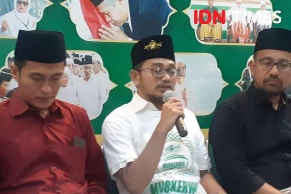 Prof Akh. Muzakki, MAg, Grad.Dip.SEA, M.Phil, Ph.D (Sekretaris PWNU Jawa Timur)  bersama KH Abdussalam Shohib (Wakil Ketua PWNU Jatim) dan KH Robith Fuadi (Wakil Sekretaris PWNU Jatim).  (Foto: media center pwnu-jatim)