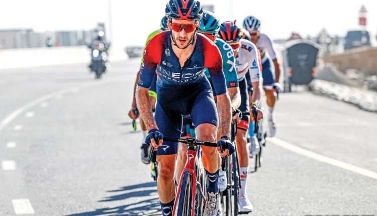 Adam Yates (Ineos Grenadiers) akan berganti jersey menjadi UAE Team Emirates mulai 2023. (Foto: Istimewa)