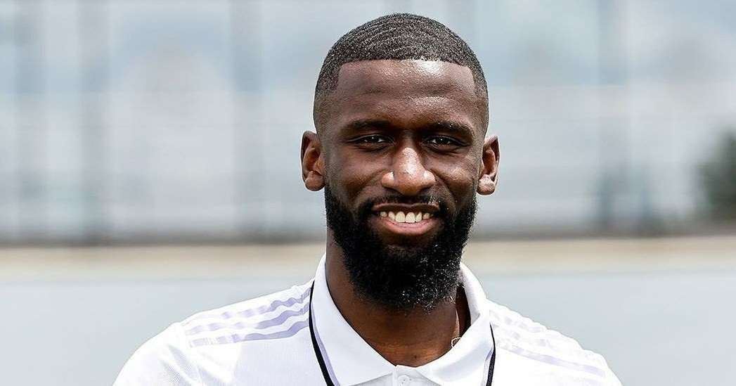 Antonio Rudiger memuji pendekatan Carlo Ancelotti yang membumi. (Foto: Twitter/@ToniRuediger)