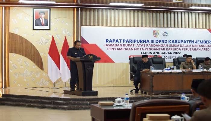 Bupati Jember Hendy Siswanto saat membacakan jawaban atas pandangan umum Fraksi tentang Raperda Perubahan APBD 2022 (Foto: Dokumentasi DPRD Jember)