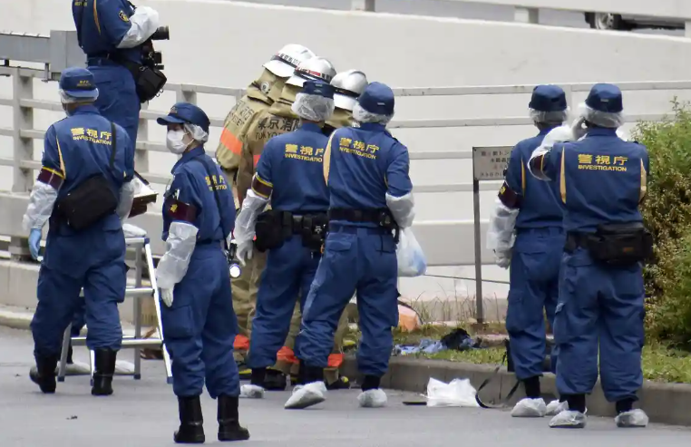 Seorang laki-laki membakar dirinya sendiri di dekat kantor perdana menteri di Jepang, Rabu 21 September 2022, waktu setempat. (Foto: Guardian)