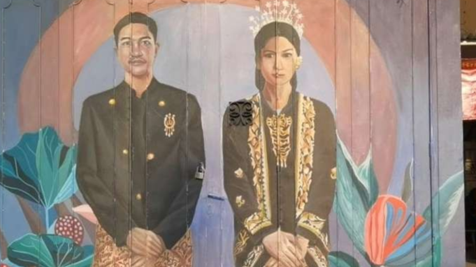 Menjelang pernikahan pada Desember 2022, muncul mural Kaesang Pangarep dan Erina Gudono pakai busana pengantin Jawa. (Foto: Twitter Kaesang)