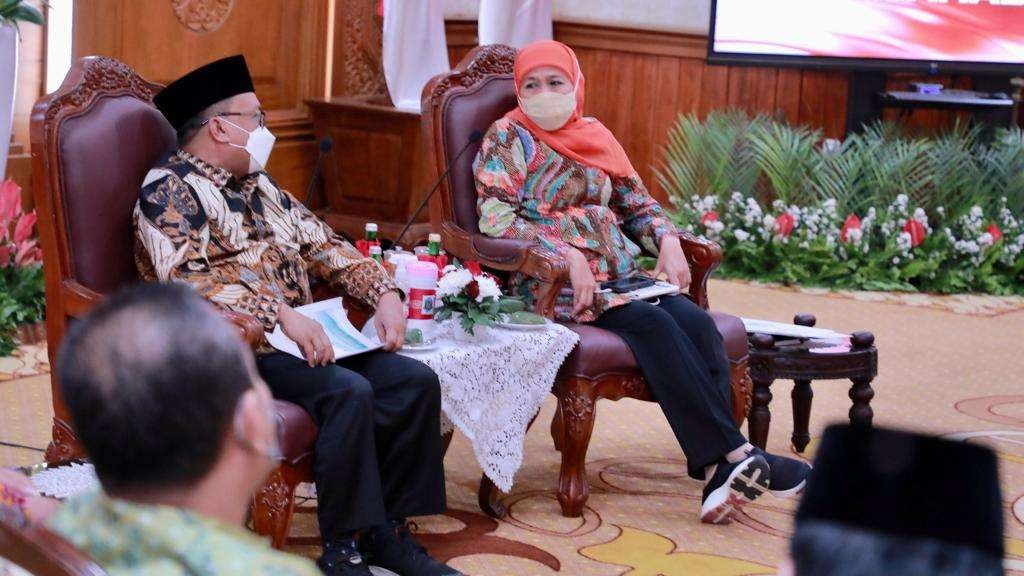 Ketua PW Ikatan Sarjana Nahdlatul Ulama (ISNU) Jawa Timur Prof M Mas'ud Said bersama Gubernur Jawa Timur, Hj Khofifah Indar Parawansa di Gedung Grahadi, Selasa malam, 20 September 2022. (Foto: isnu-jatim)